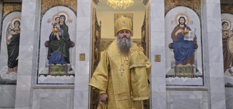 Митрополит Феодосий совершил Божественную литургию в Свято-Никольском кафедральном соборе г.Душанбе