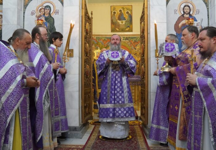 Празднование Происхождения Честных Древ Животворящего Креста Господня в Свято-Никольском кафедральном соборе