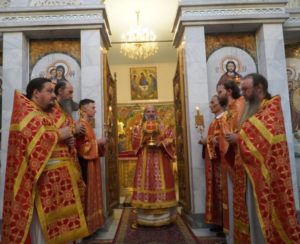 Архиерейское богослужение в праздник Усекновения главы Иоанна Предтечи в Свято-Никольском кафедральном соборе Душанбе