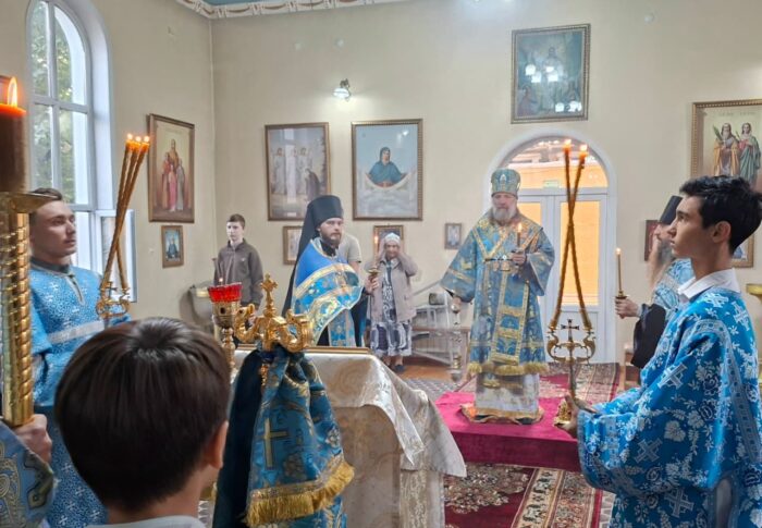 Епископ Питирим совершил всенощное бдение в Худжанде в канун праздника Иверской иконы Божией Матери