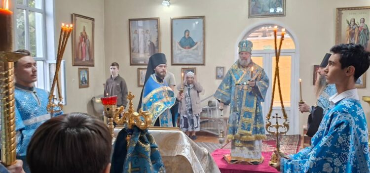 Епископ Питирим совершил всенощное бдение в Худжанде в канун праздника Иверской иконы Божией Матери
