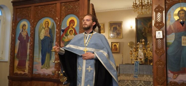 В Свято-Никольском кафедральном соборе Душанбе совершён акафист Пресвятой Богородице.