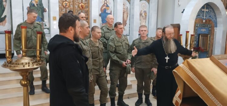 Для военнослужащих 201-й военной базы провели экскурсию по Свято-Никольскому собору