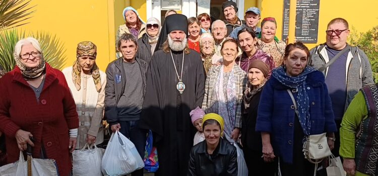 В Худжанде нуждающимся прихожанам раздали продуктовые наборы
