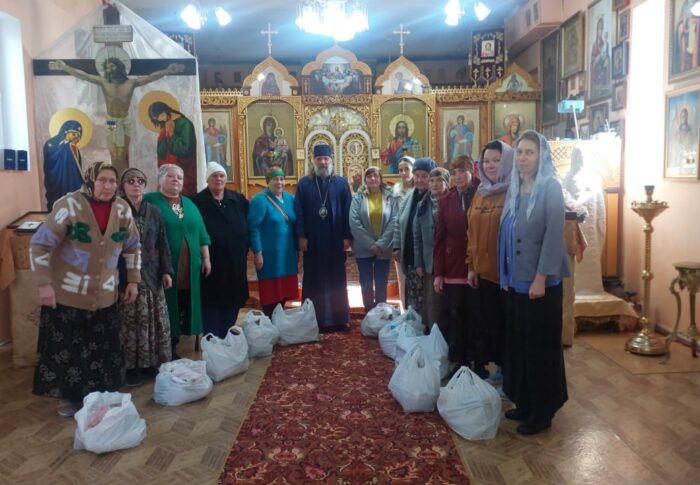 В Бустоне нуждающимся прихожанам раздали продуктовые наборы